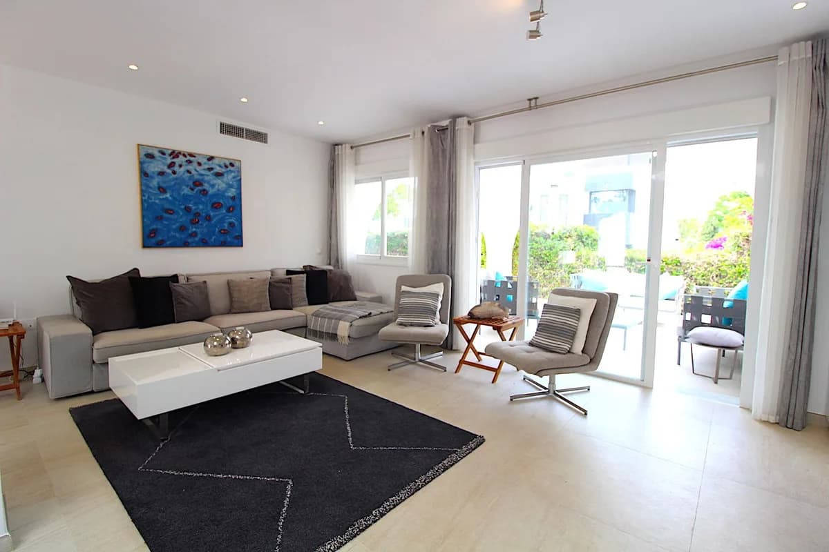 4 Bedroom Semi-Detached House for Sale in Aloha, Málaga - Image 3