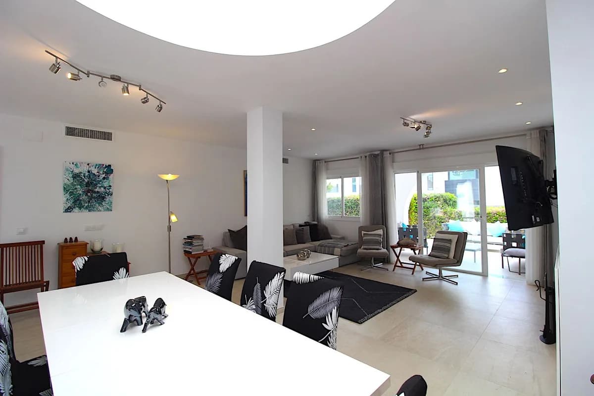 4 Bedroom Semi-Detached House for Sale in Aloha, Málaga - Image 4