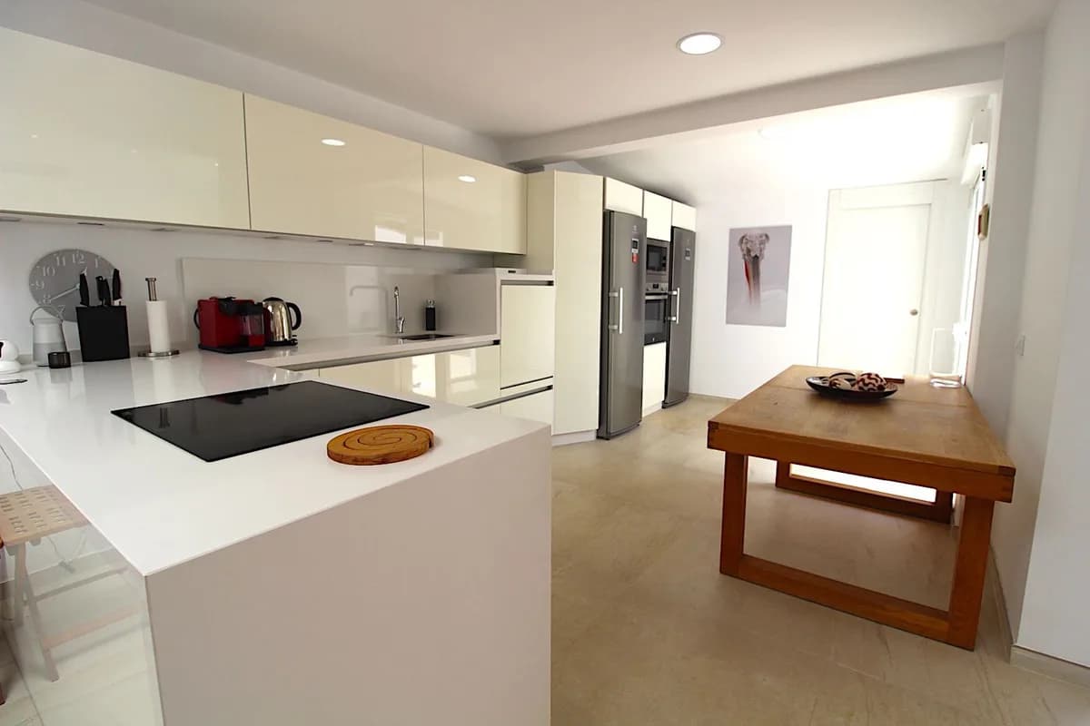 4 Bedroom Semi-Detached House for Sale in Aloha, Málaga - Image 5