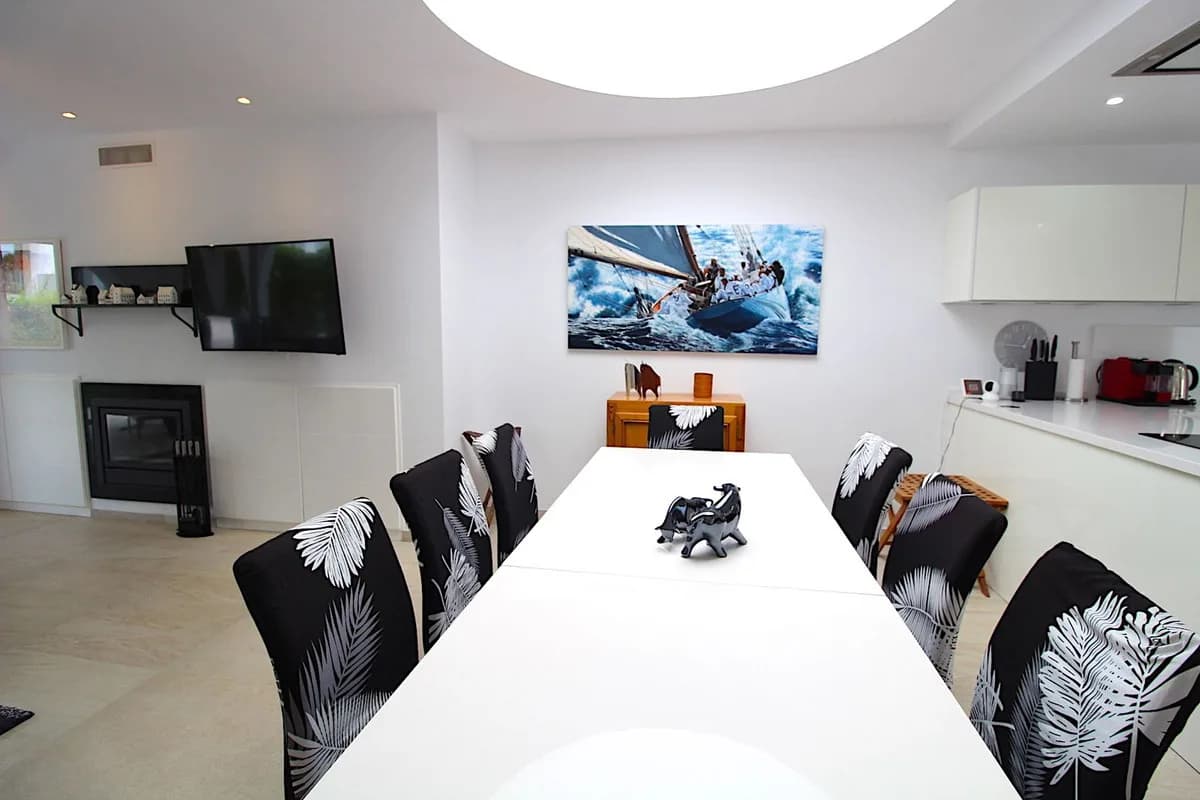 4 Bedroom Semi-Detached House for Sale in Aloha, Málaga - Image 6