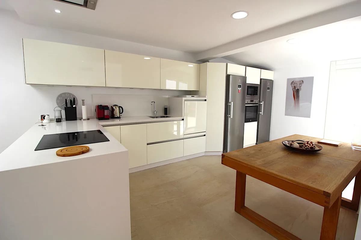 4 Bedroom Semi-Detached House for Sale in Aloha, Málaga - Image 7