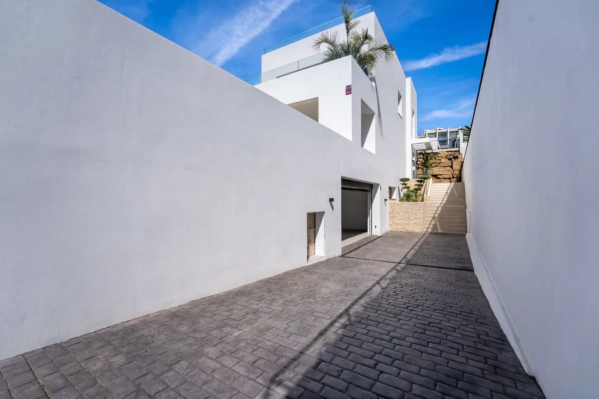 4 Bedroom Detached Villa for Sale in Mijas, Málaga - Image 7