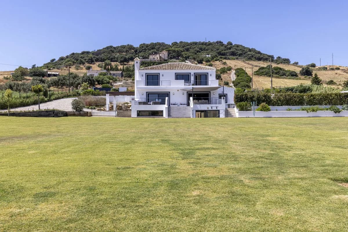 4 Bedroom Detached Villa for Sale in Casares Playa, Málaga - Image 2