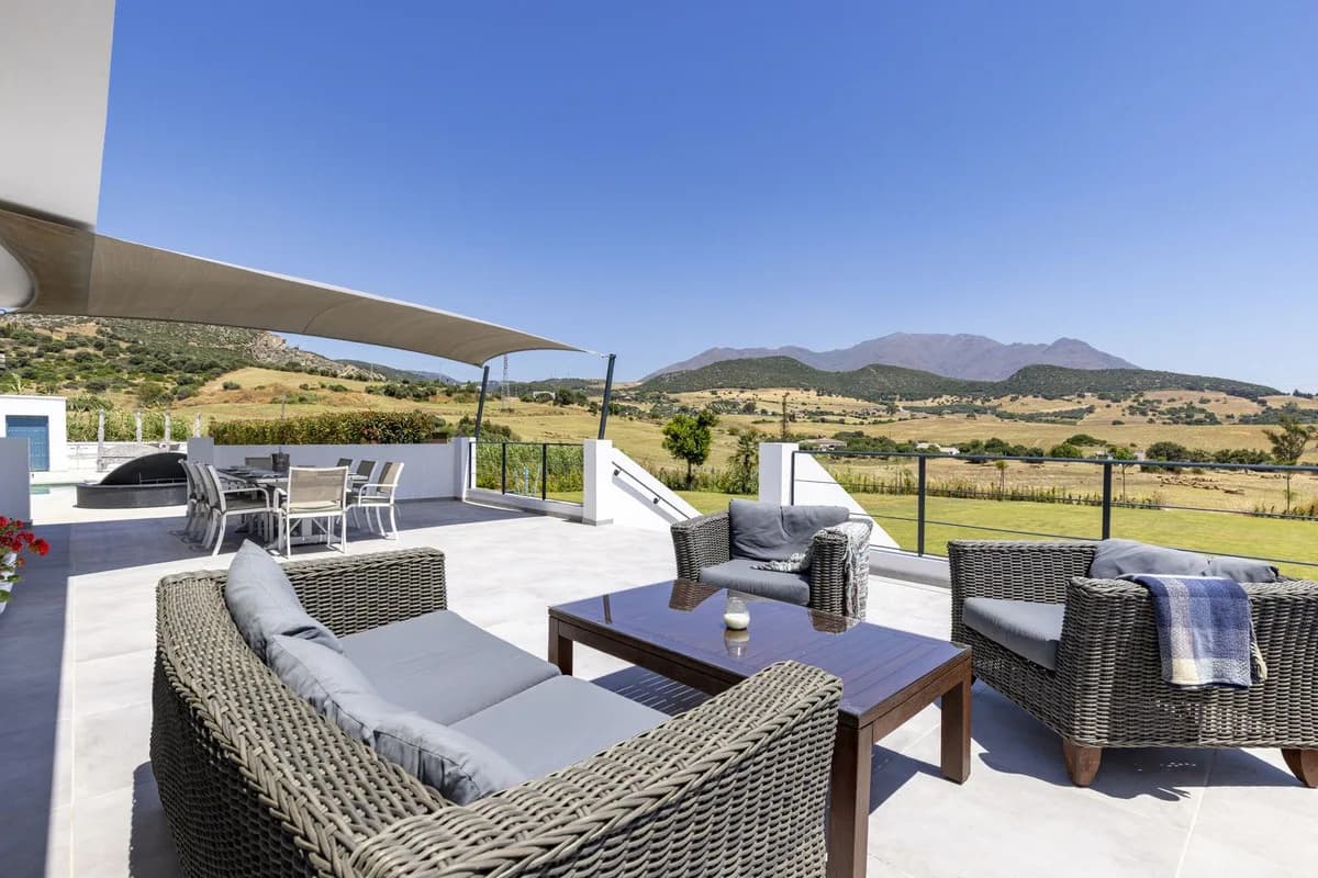 4 Bedroom Detached Villa for Sale in Casares Playa, Málaga - Image 4