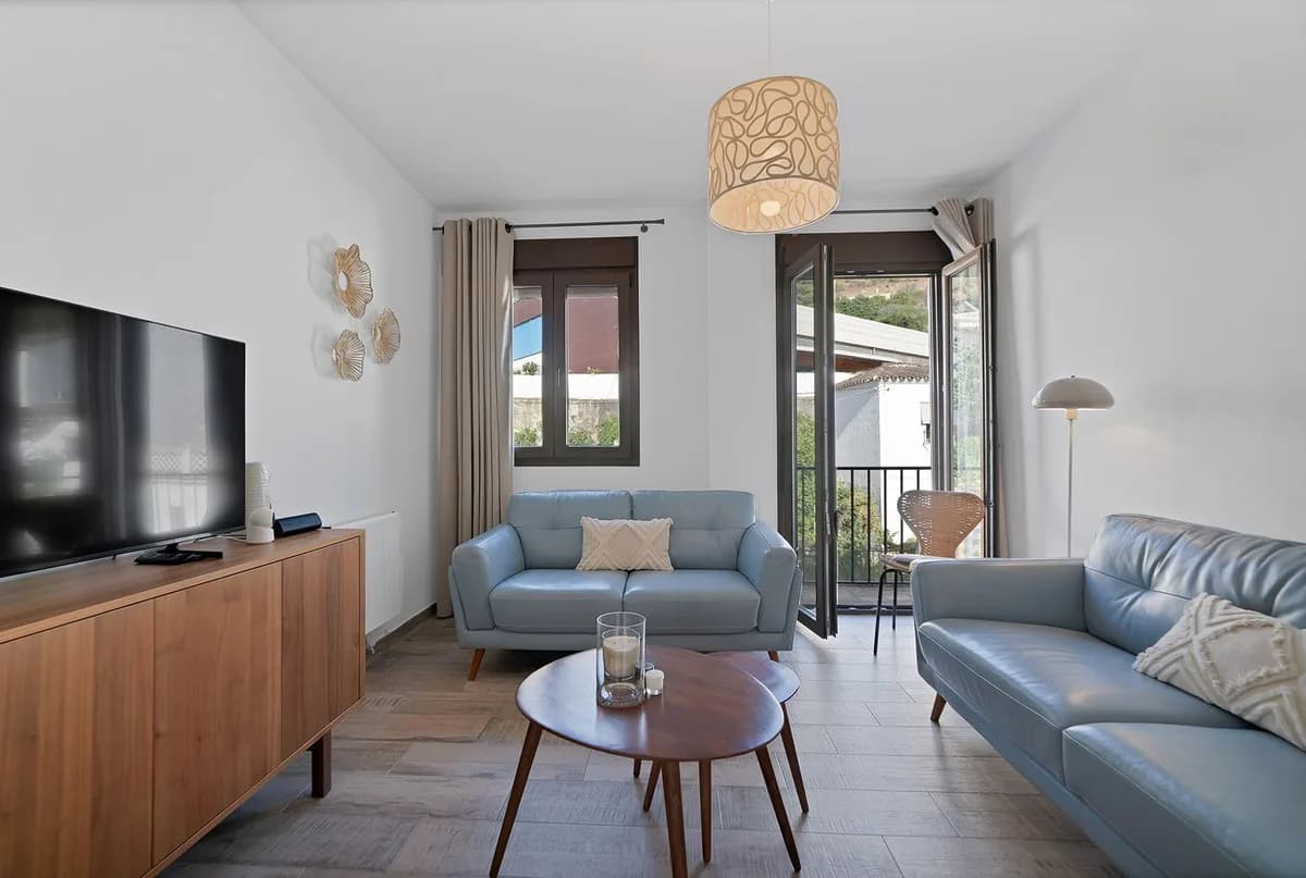 2 Bedroom Top Floor Apartment for Sale in Benahavís, Málaga - Image 5