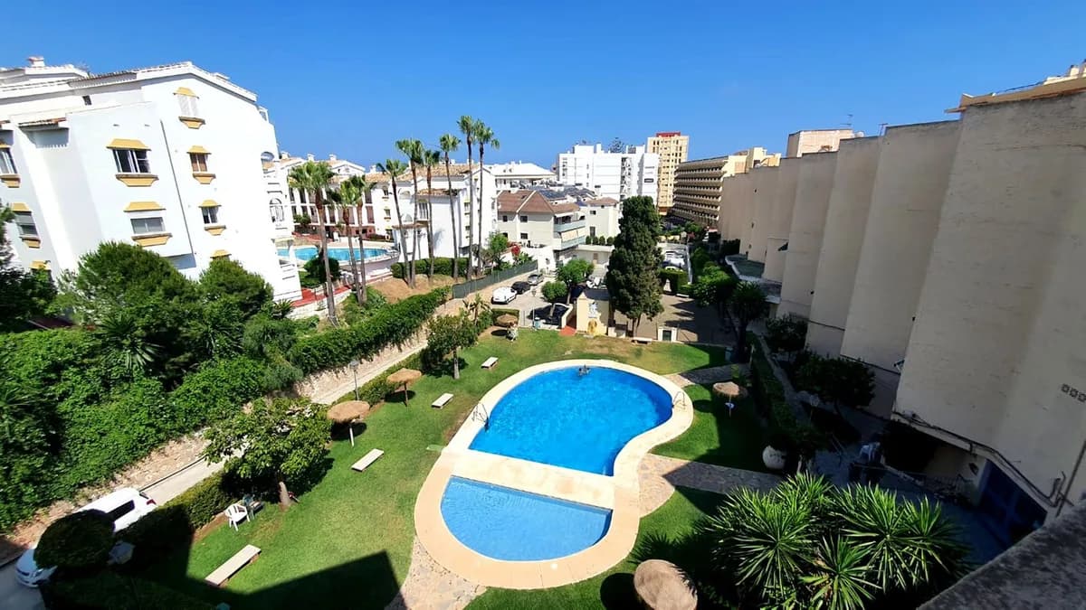3 Bedroom Middle Floor Apartment for Sale in Torreblanca, Málaga - Image 4
