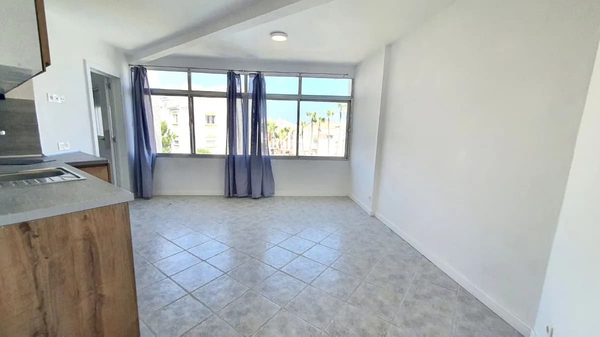 3 Bedroom Middle Floor Apartment for Sale in Torreblanca, Málaga - Image 7