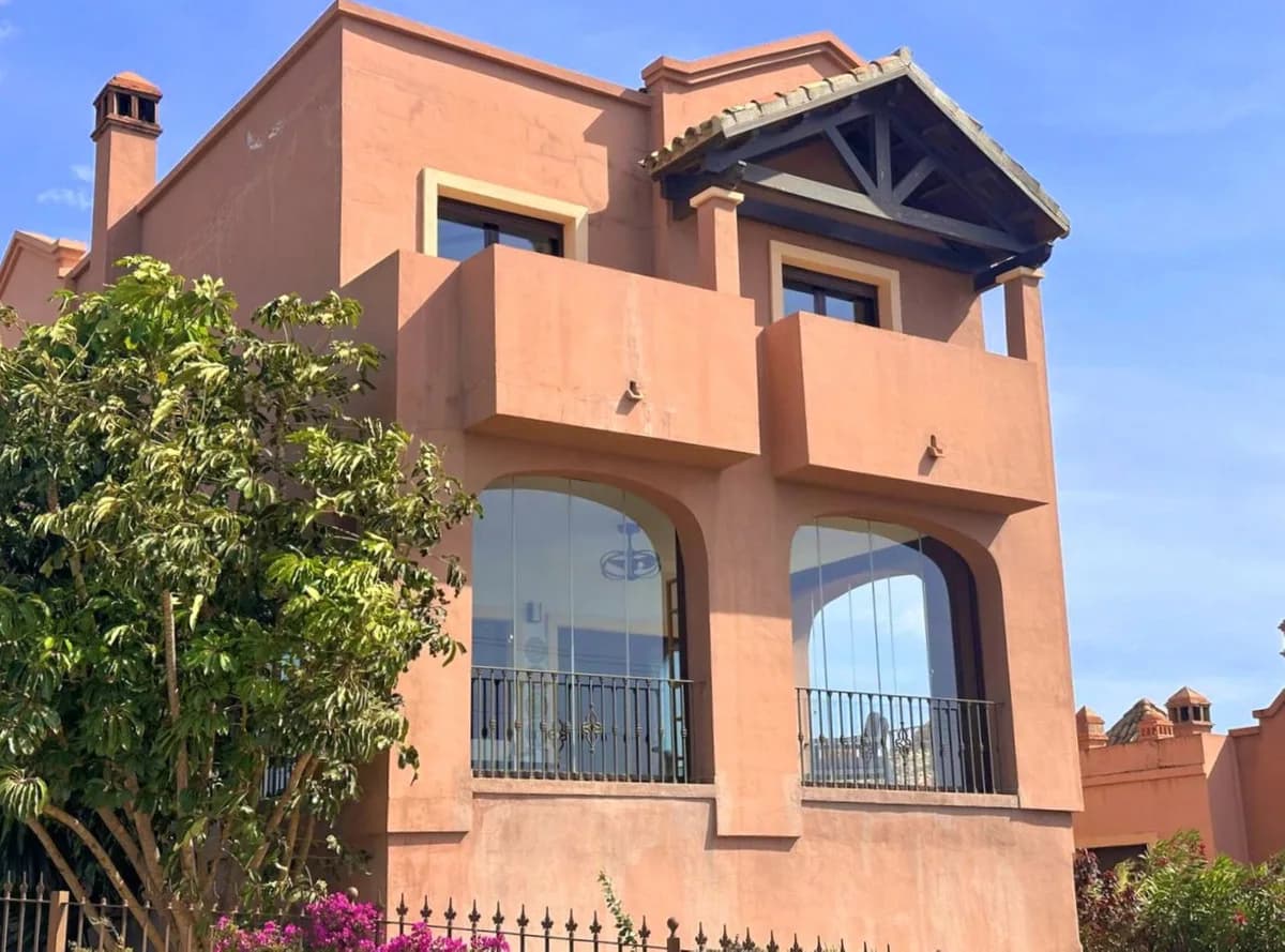 5 Bedroom Semi-Detached House for Sale in Estepona, Málaga