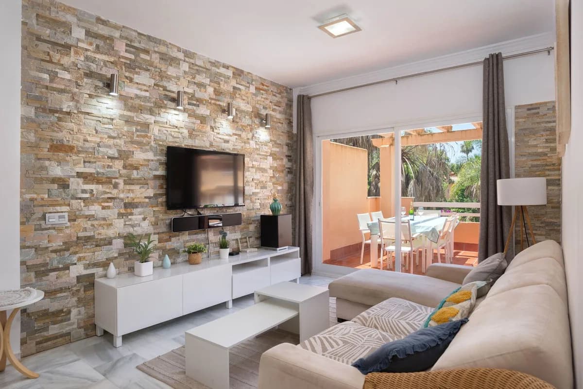3 Bedroom Middle Floor Apartment for Sale in Carib Playa, Málaga - Image 3