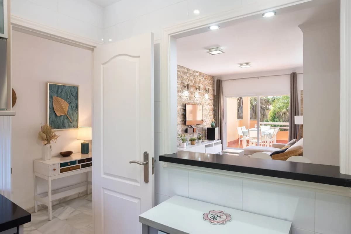 3 Bedroom Middle Floor Apartment for Sale in Carib Playa, Málaga - Image 7