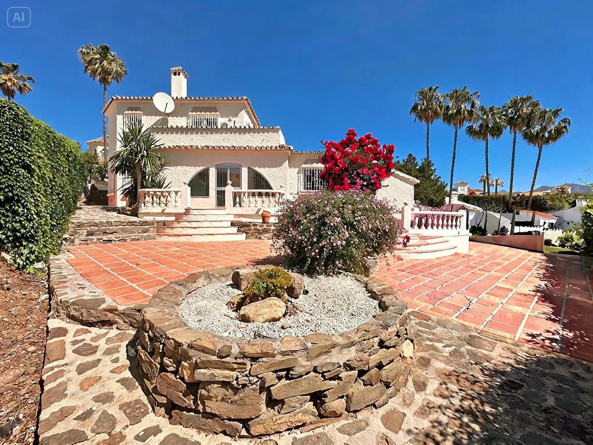 4 Bedroom Detached Villa for Sale in Mijas Costa, Málaga