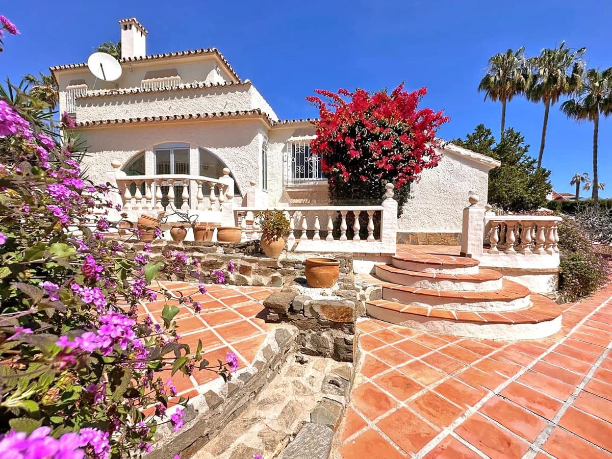 4 Bedroom Detached Villa for Sale in Mijas Costa, Málaga - Image 2