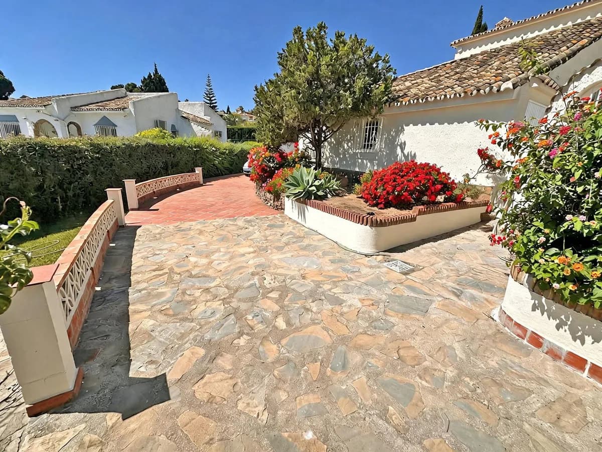 4 Bedroom Detached Villa for Sale in Mijas Costa, Málaga - Image 4