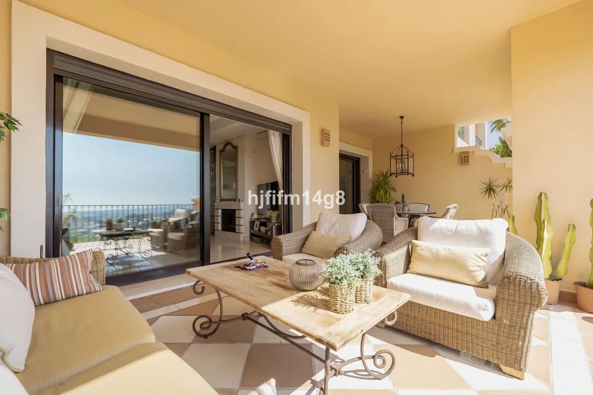 2 Bedroom Ground Floor Apartment for Sale in Benahavís, Málaga - Image 4