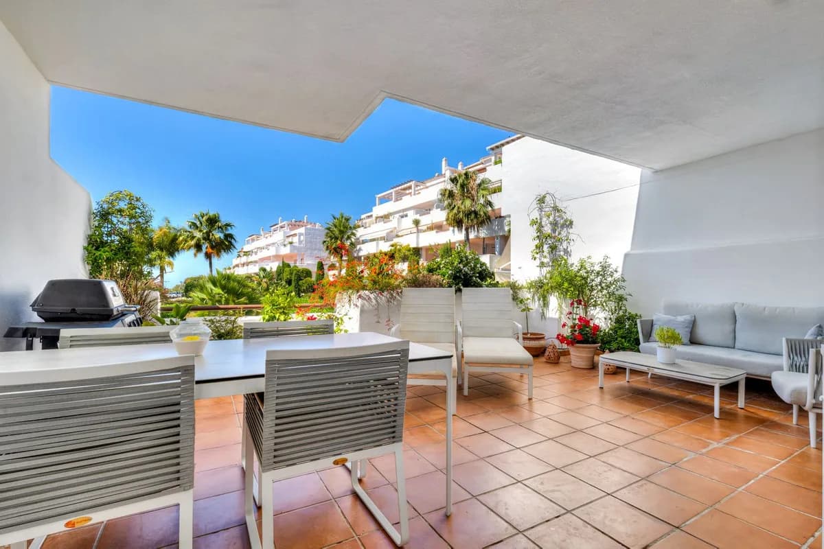 3 Bedroom Middle Floor Apartment for Sale in Estepona, Málaga - Image 2