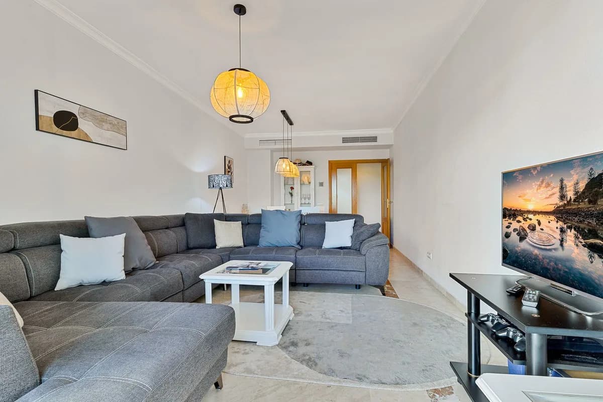 3 Bedroom Middle Floor Apartment for Sale in Estepona, Málaga - Image 4