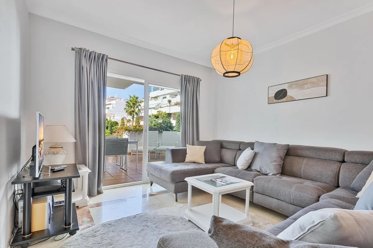 3 Bedroom Middle Floor Apartment for Sale in Estepona, Málaga - Image 5