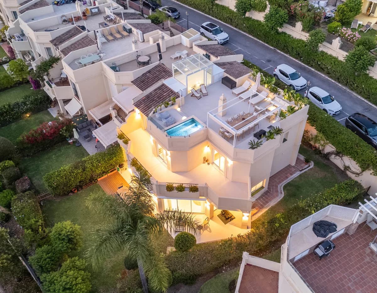 4 Bedroom Semi-Detached House for Sale in Benahavís, Málaga - Image 2