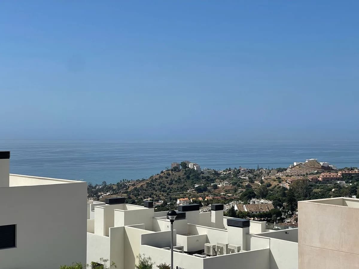 3 Bedroom Middle Floor Apartment for Sale in Benalmadena, Málaga - Image 6