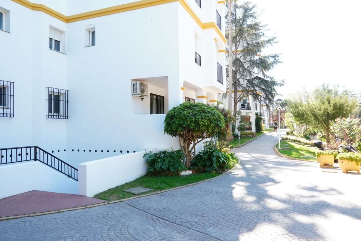 1 Bedroom Middle Floor Apartment for Sale in Torrequebrada, Málaga - Image 7