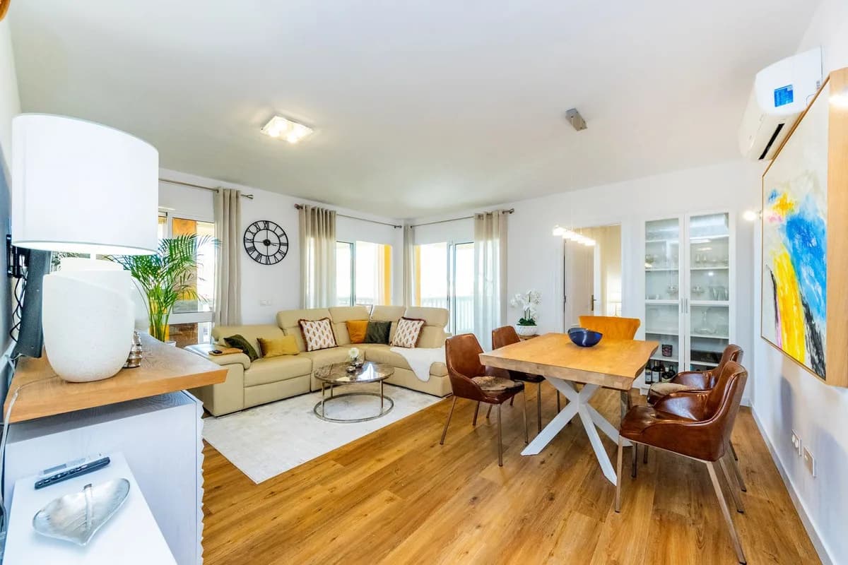 3 Bedroom Middle Floor Apartment for Sale in Fuengirola, Málaga - Image 4
