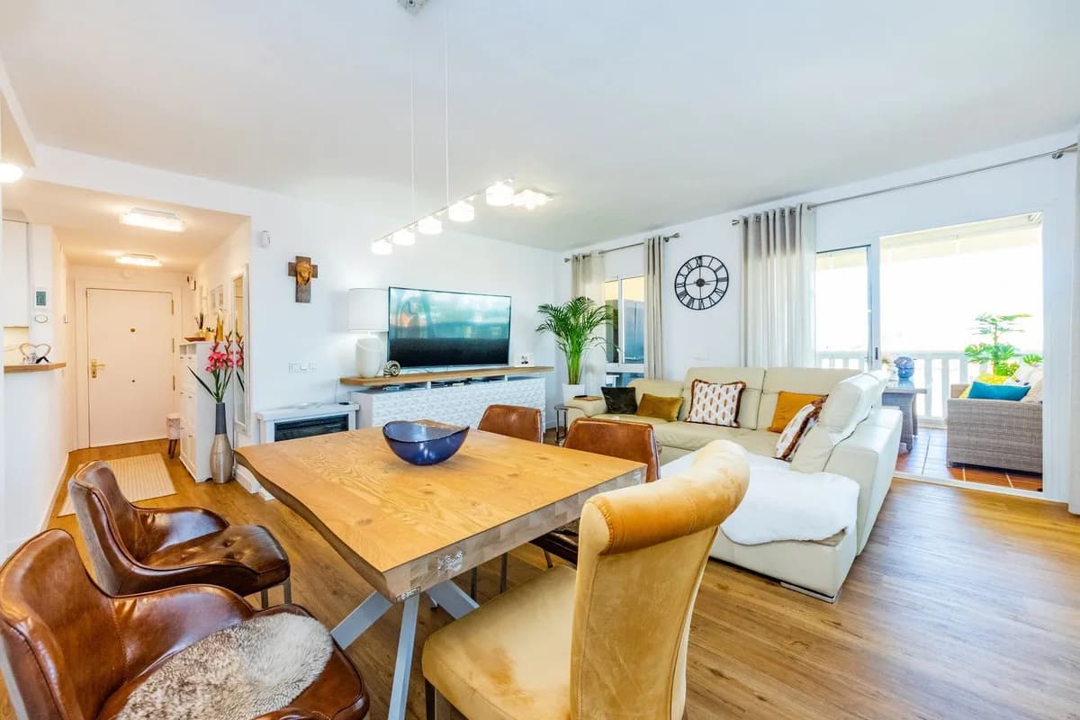3 Bedroom Middle Floor Apartment for Sale in Fuengirola, Málaga - Image 8