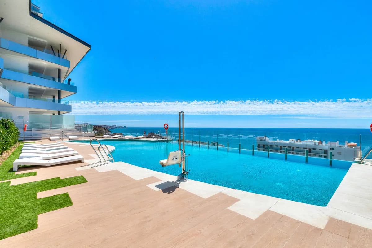 3 Bedroom Middle Floor Apartment for Sale in Fuengirola, Málaga - Image 3