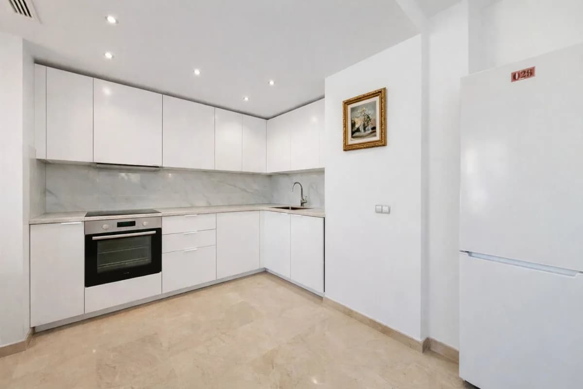 2 Bedroom Ground Floor Apartment for Sale in Benahavís, Málaga - Image 5