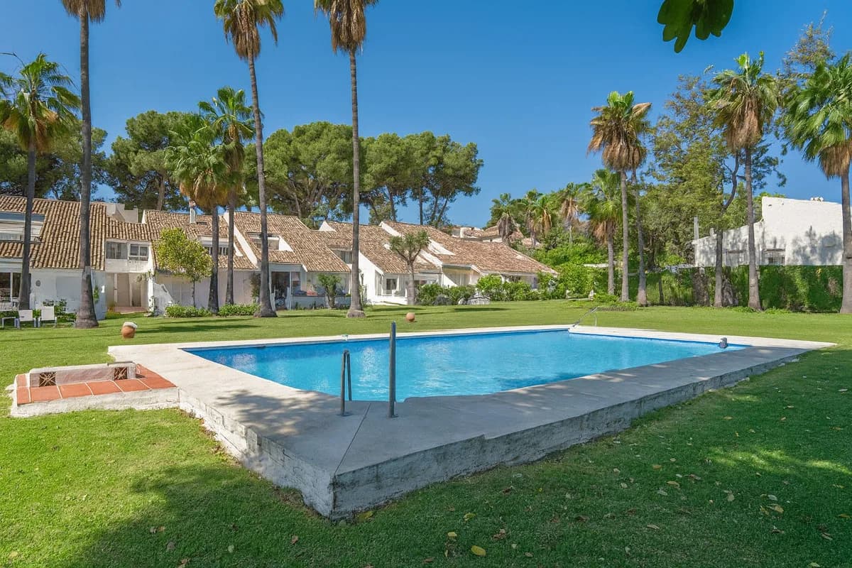 3 Bedroom Penthouse for Sale in Nueva Andalucía, Málaga - Image 2