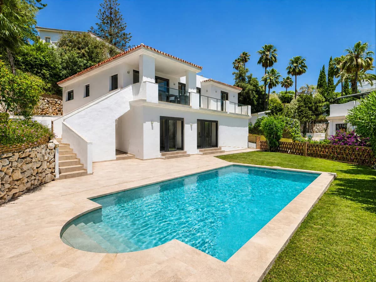 4 Bedroom Detached Villa for Sale in El Rosario, Málaga