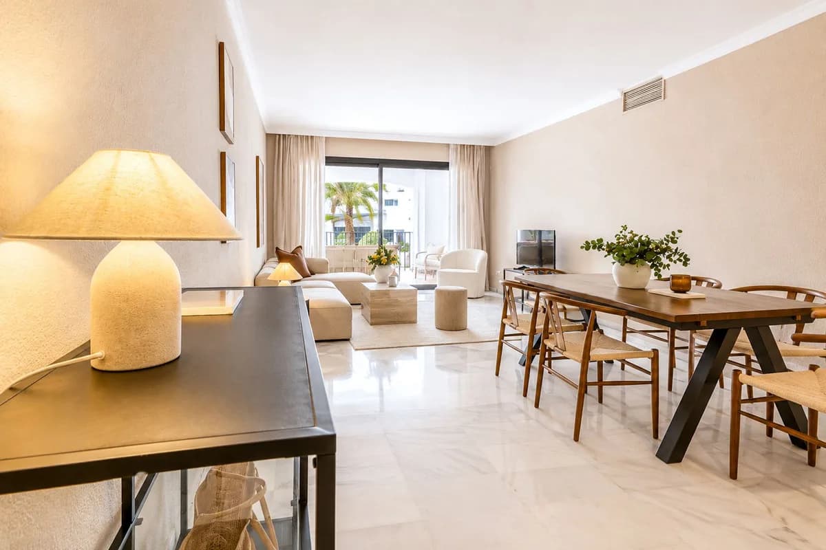 3 Bedroom Middle Floor Apartment for Sale in Puerto Banús, Málaga - Image 2