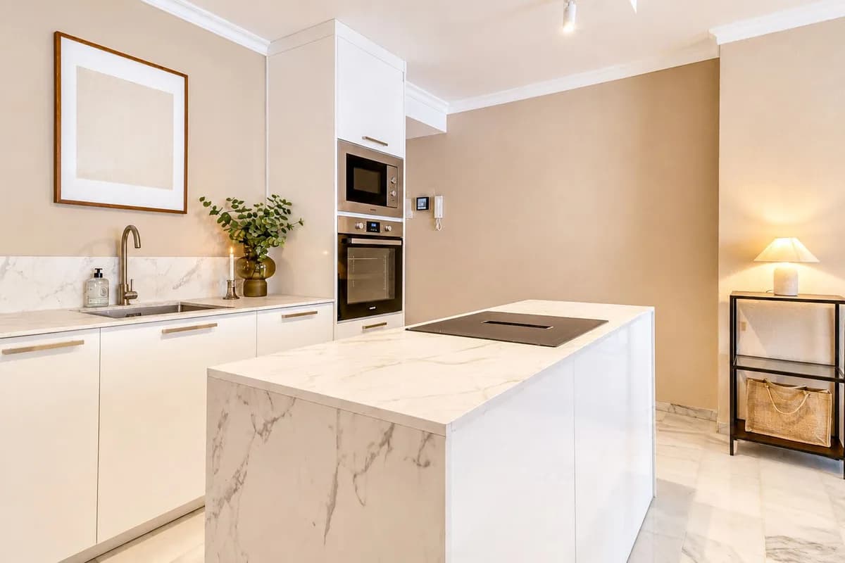 3 Bedroom Middle Floor Apartment for Sale in Puerto Banús, Málaga - Image 3