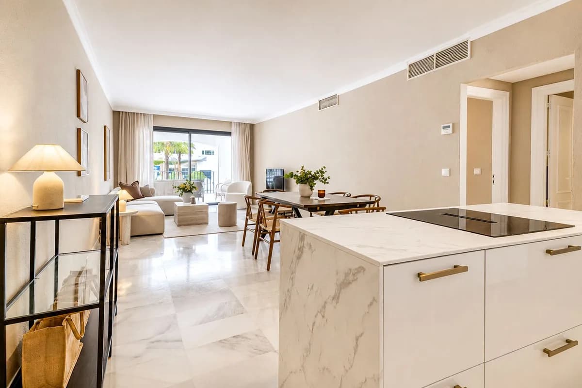 3 Bedroom Middle Floor Apartment for Sale in Puerto Banús, Málaga - Image 4