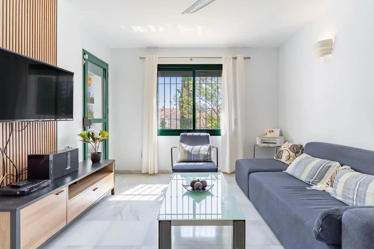 2 Bedroom Middle Floor Apartment for Sale in Benalmadena Costa, Málaga - Image 2