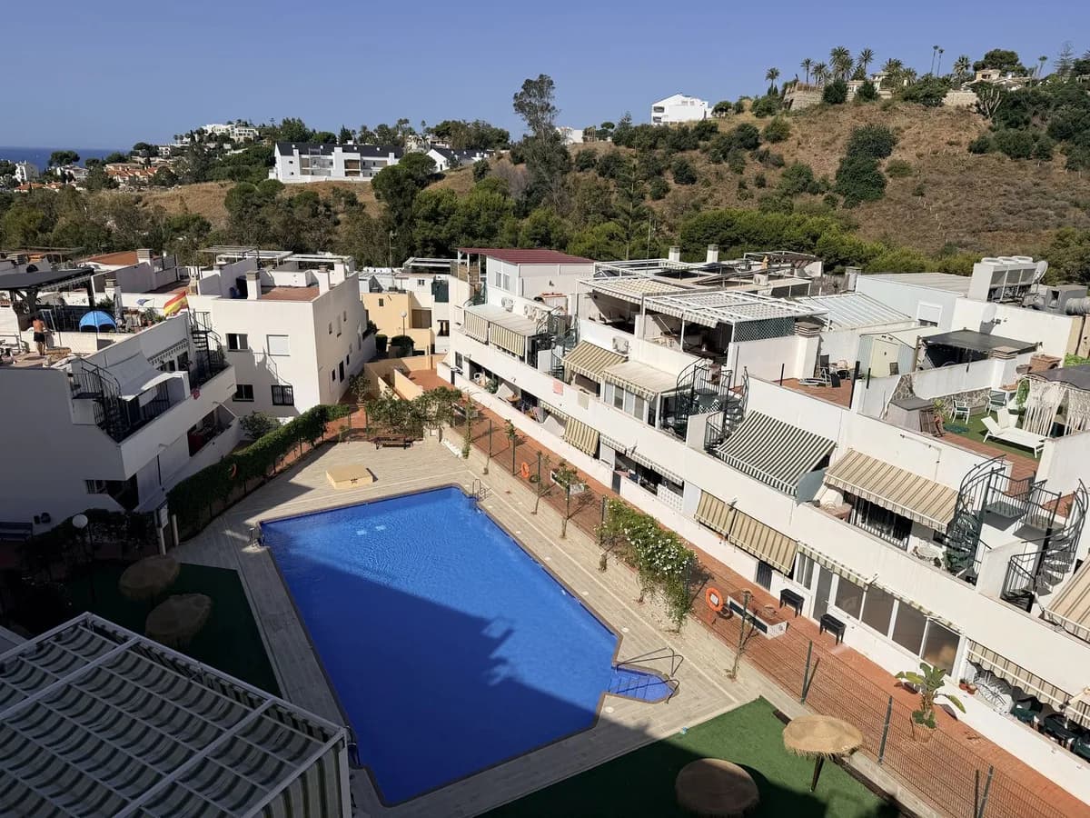 3 Bedroom Middle Floor Apartment for Sale in Benalmadena, Málaga - Image 9