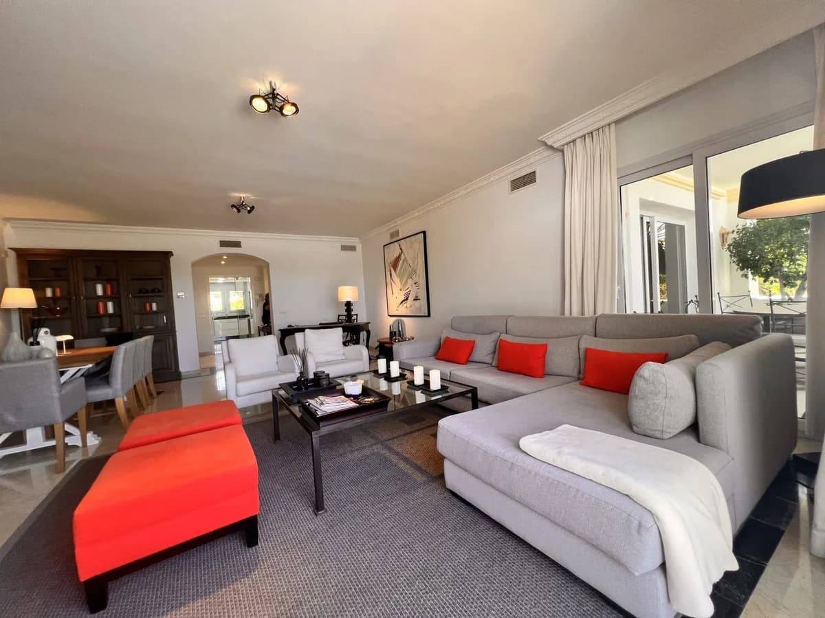 3 Bedroom Middle Floor Apartment for Sale in The Golden Mile, Málaga - Image 5