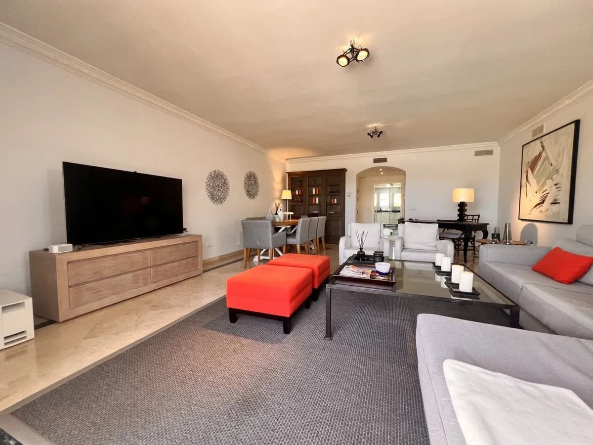 3 Bedroom Middle Floor Apartment for Sale in The Golden Mile, Málaga - Image 6