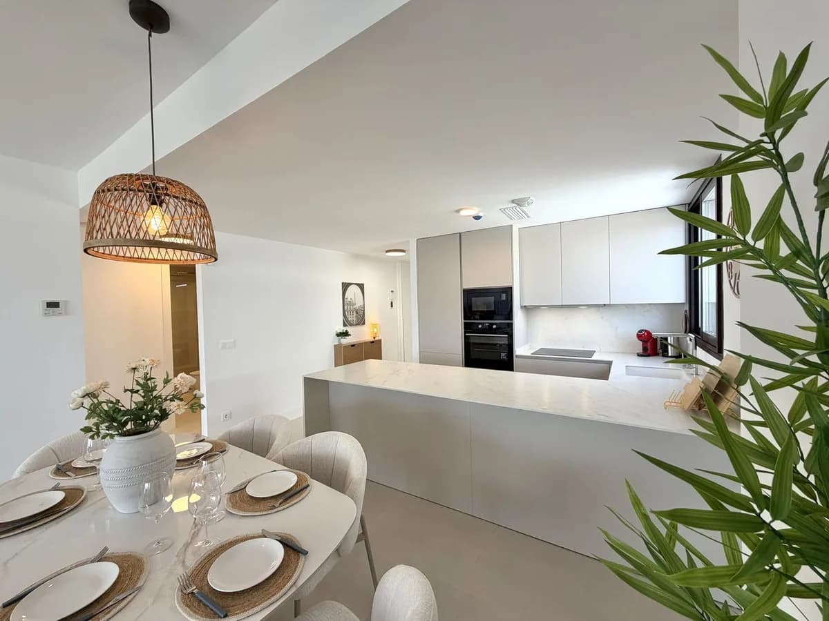 3 Bedroom Middle Floor Apartment for Sale in Fuengirola, Málaga - Image 4