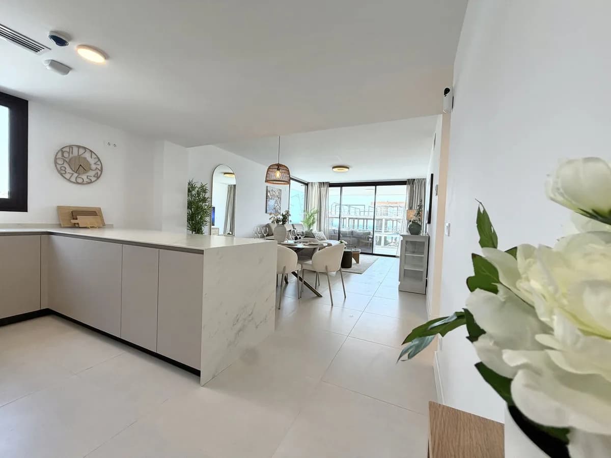 3 Bedroom Middle Floor Apartment for Sale in Fuengirola, Málaga - Image 8