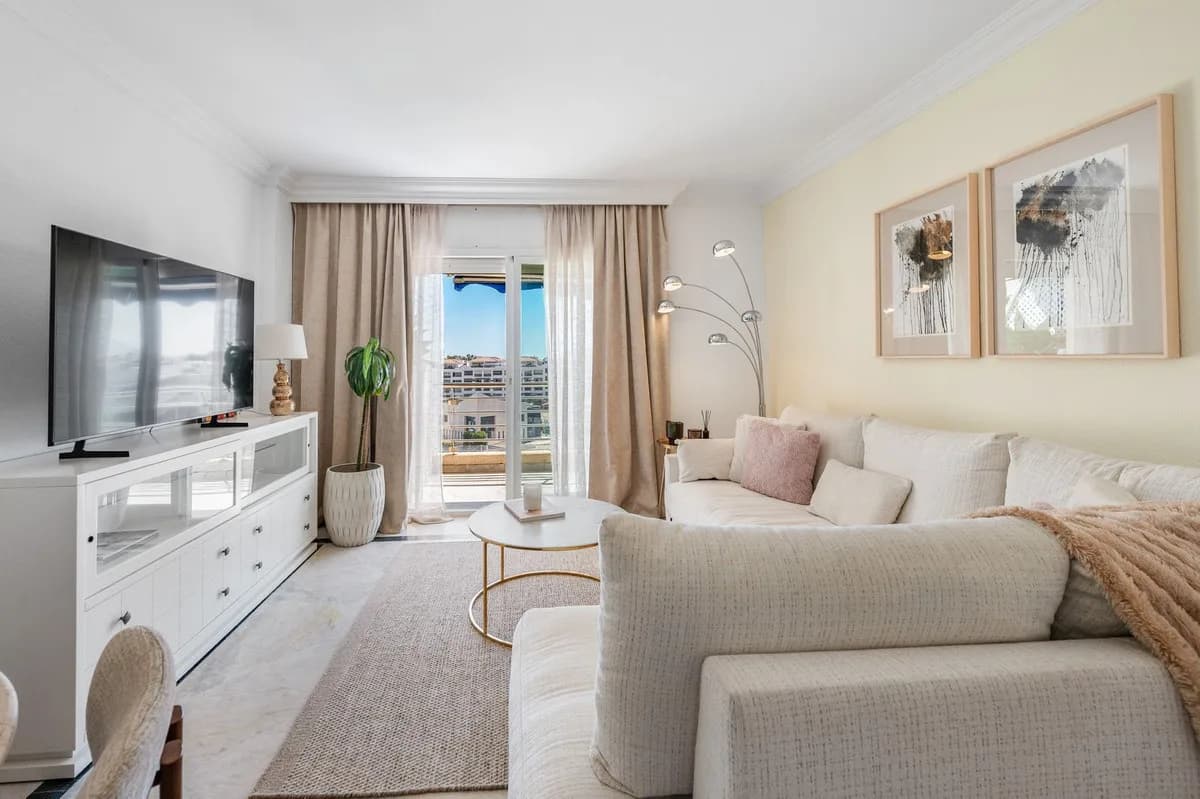 2 Bedroom Middle Floor Apartment for Sale in Puerto Banús, Málaga - Image 4