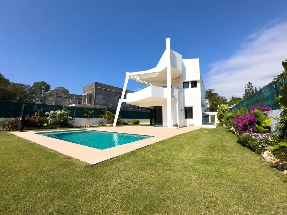 4 Bedroom Detached Villa for Sale in Estepona, Málaga - Image 4