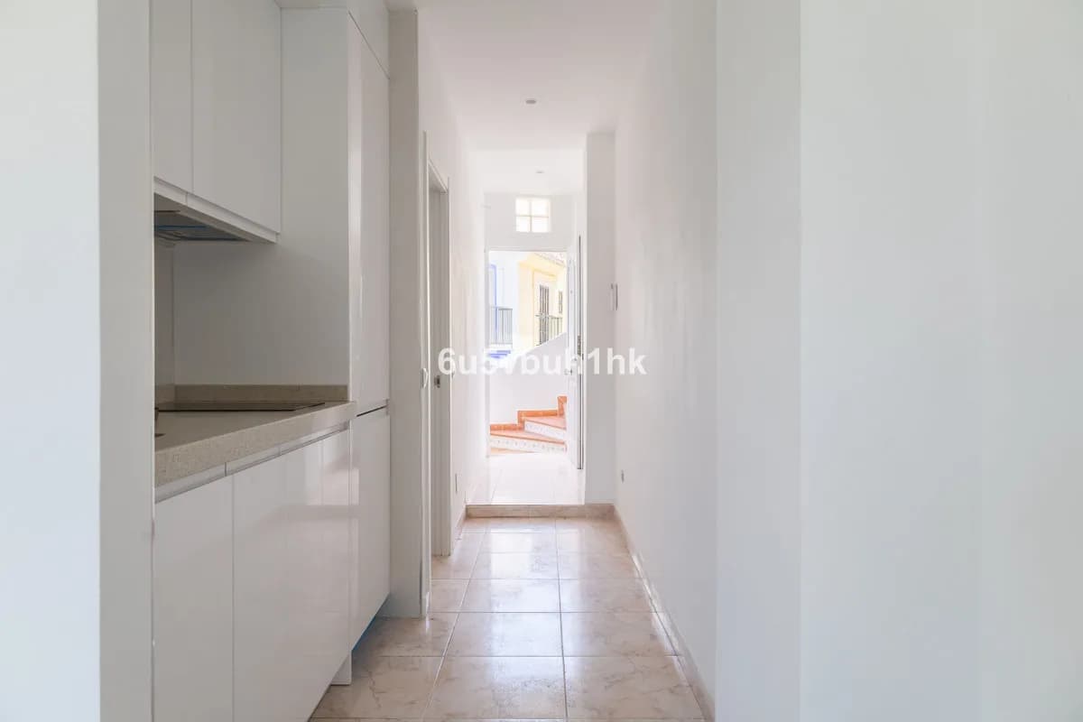 1 Bedroom Middle Floor Apartment for Sale in Alhaurín de la Torre, Málaga - Image 3