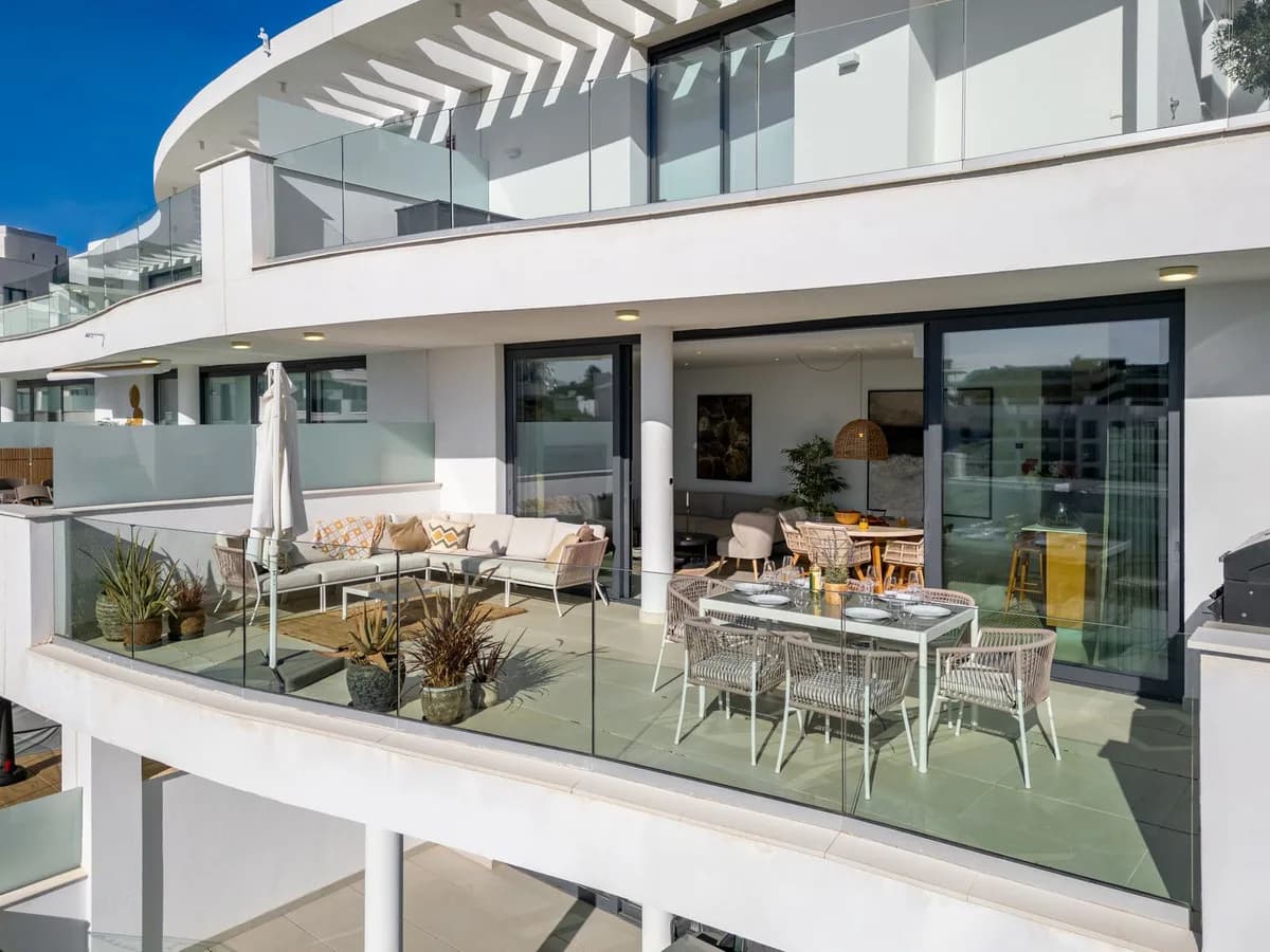 2 Bedroom Middle Floor Apartment for Sale in Fuengirola, Málaga - Image 2