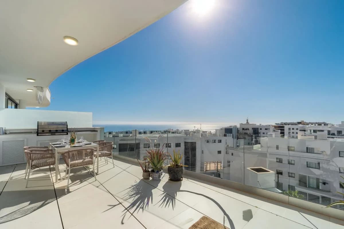 2 Bedroom Middle Floor Apartment for Sale in Fuengirola, Málaga - Image 3