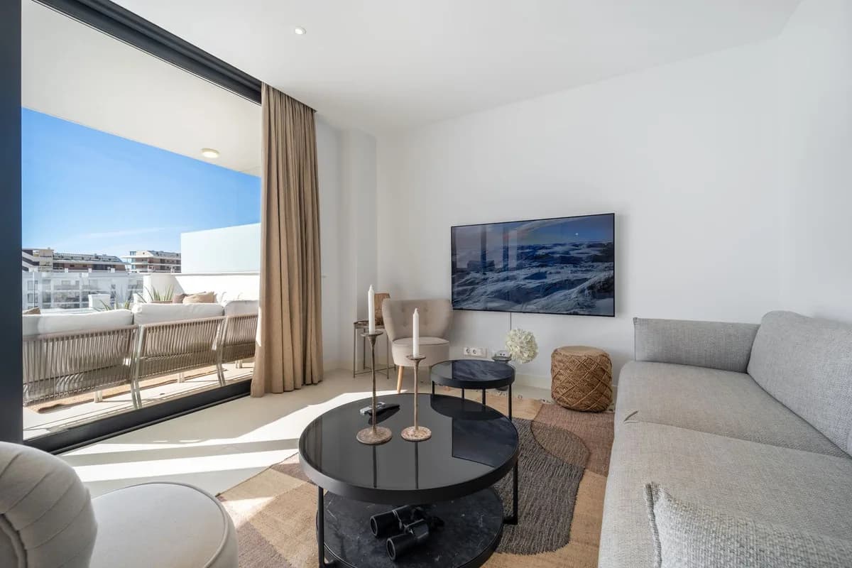 2 Bedroom Middle Floor Apartment for Sale in Fuengirola, Málaga - Image 8