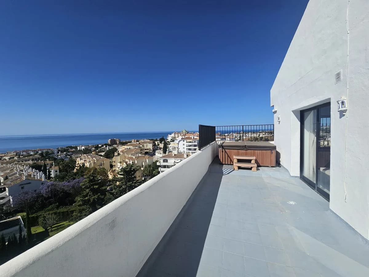 3 Bedroom Top Floor Apartment for Sale in Riviera del Sol, Málaga - Image 5
