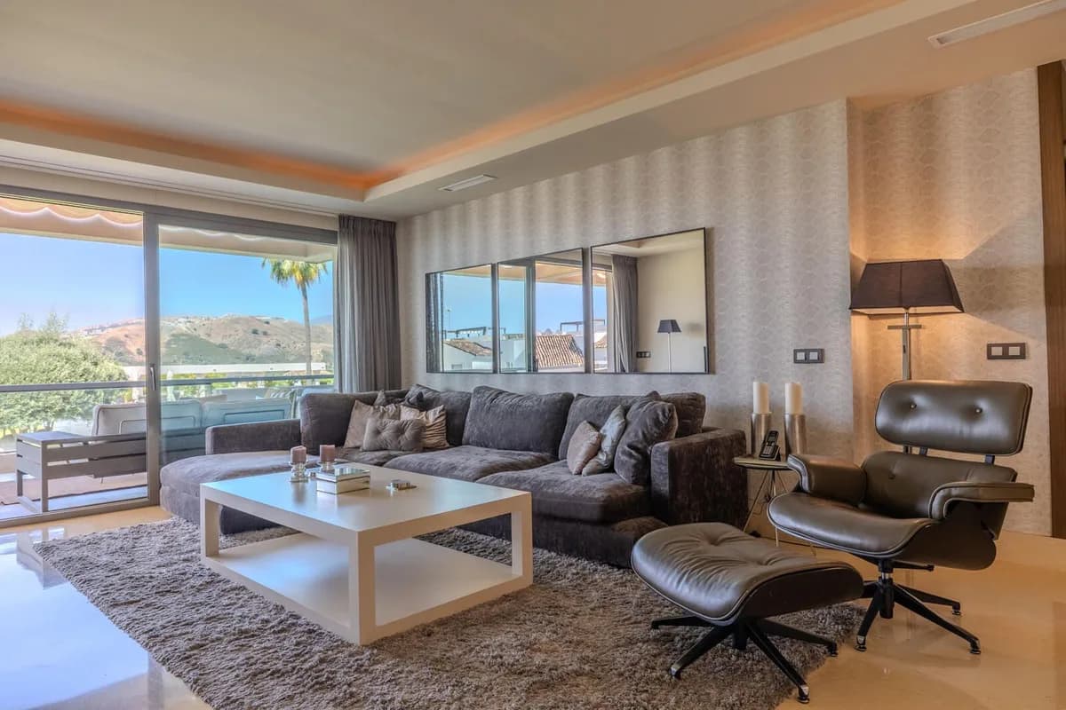 3 Bedroom Ground Floor Apartment for Sale in Benahavís, Málaga - Image 3