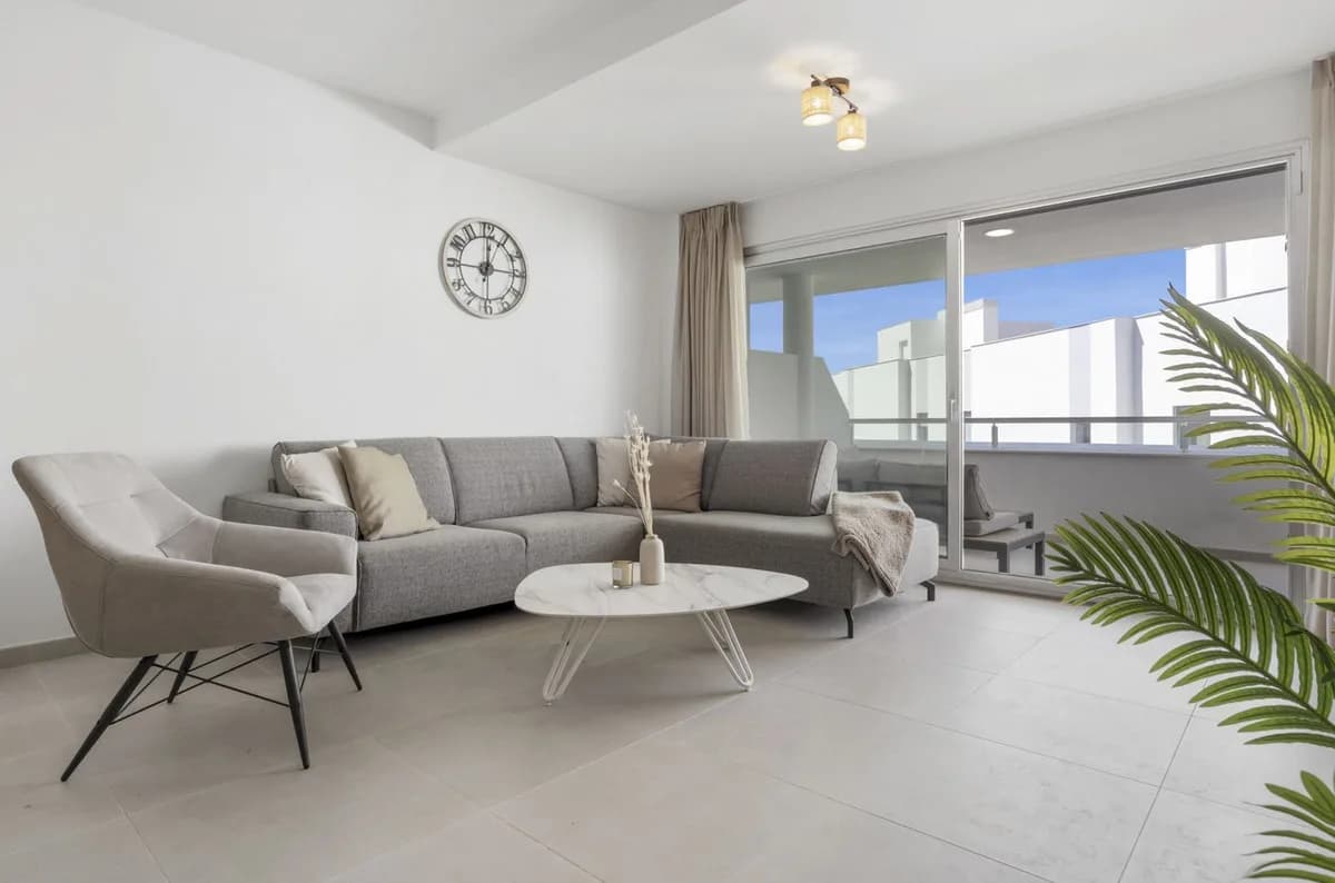 3 Bedroom Middle Floor Apartment for Sale in Cancelada, Málaga - Image 4