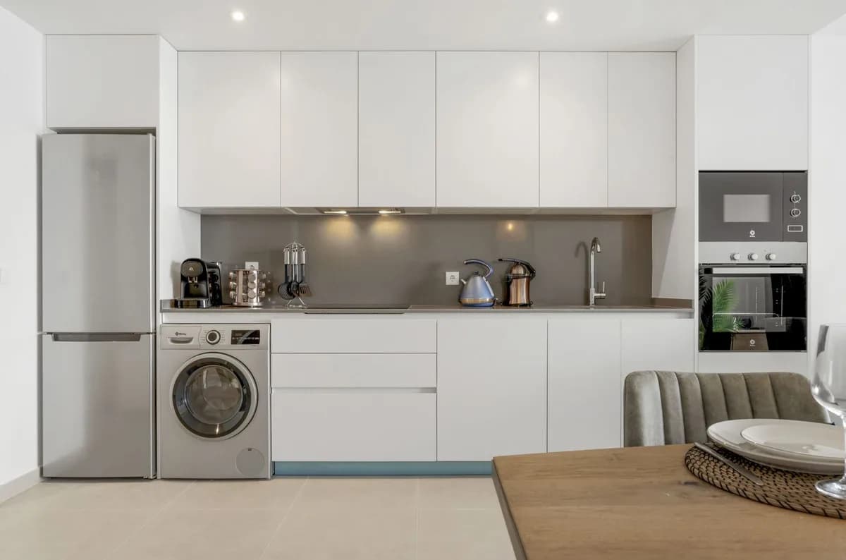 3 Bedroom Middle Floor Apartment for Sale in Cancelada, Málaga - Image 9