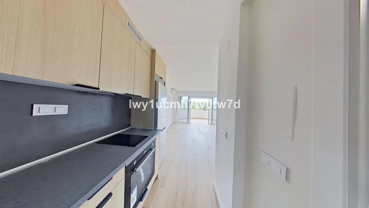Middle Floor Studio for Sale in Marbella, Málaga - Image 6